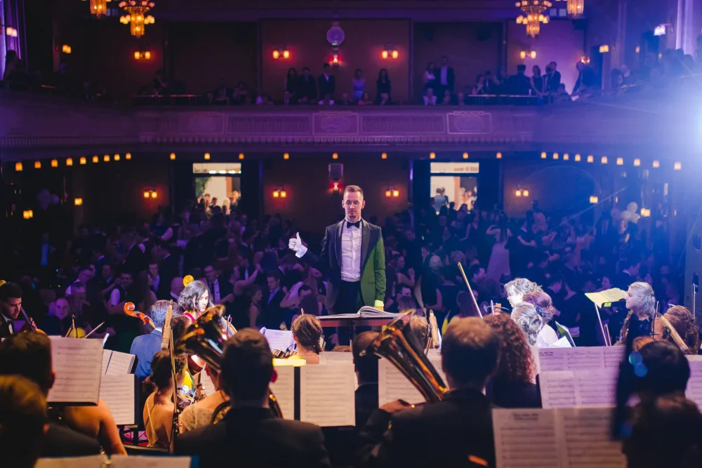 Z obecních rozhlasů po celé zemi v sobotu zazní živě Police Symphony Orchestra