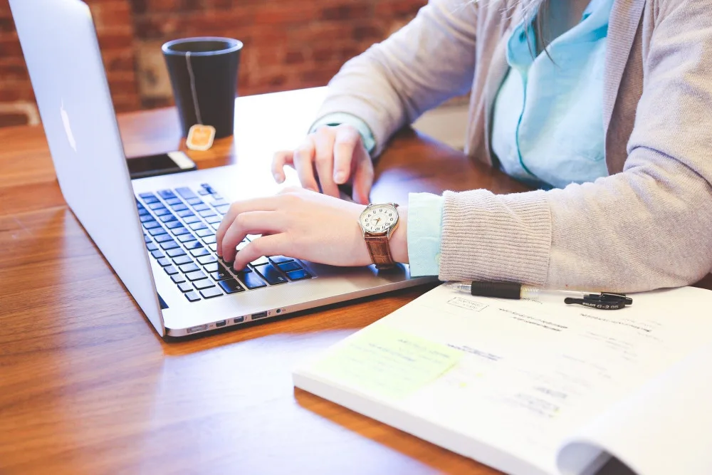Krásná blondýnka na Facebooku vylákal(a) z muže 115 tisíc korun