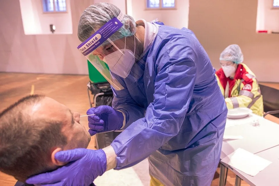 Covid-19 má nový příznak, je jím bolestivá vyrážka v ústech
