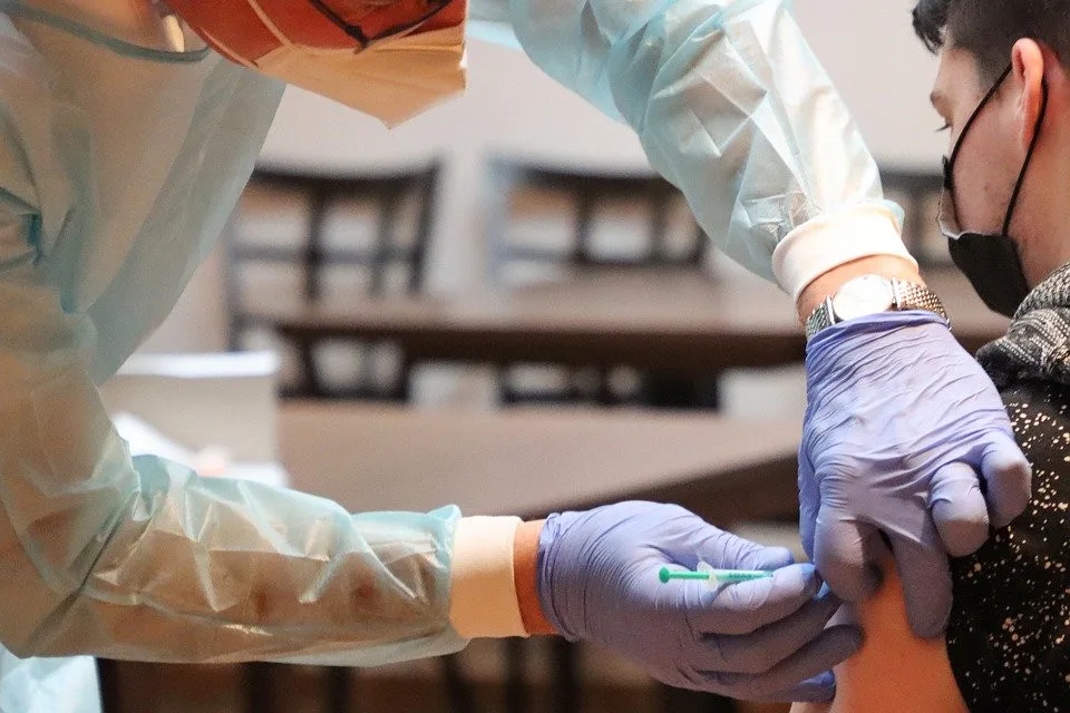 Očkování z principu nemůže změnit lidskou DNA, říká vedoucí lékař covid očkovacího centra hradecké Fakultní nemocnice