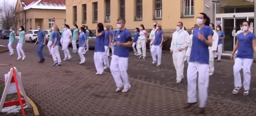 VIDEO: Zdravotníci z jičínské nemocnici secvičili tanec proti covidu