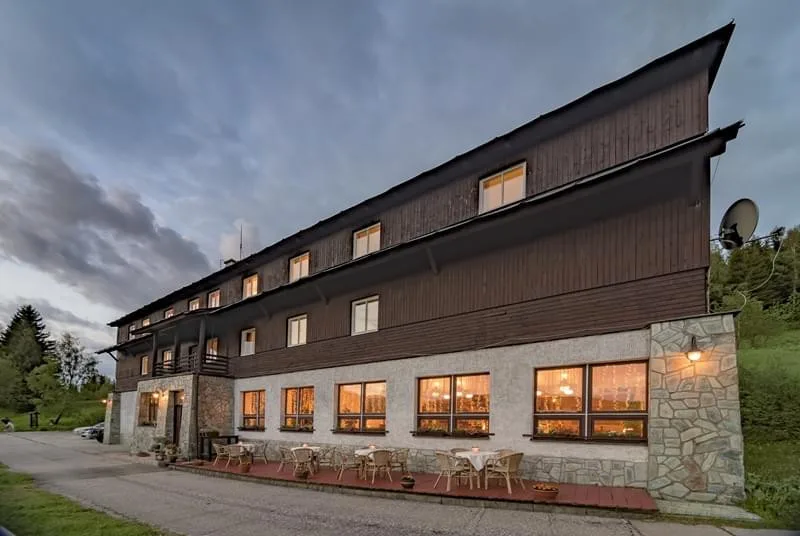 Po téměř 30 letech končí provozovateli Hromovky smlouva. S odkoupením hotelu mohou pomoct naši hosté, tvrdí