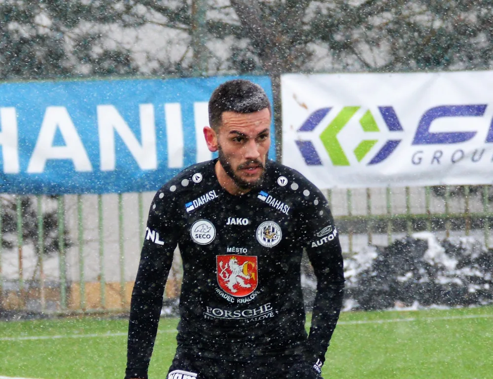 Hradecký fotbal získal novou posilu. Smlouvu podepsal obránce Miloš Vučić