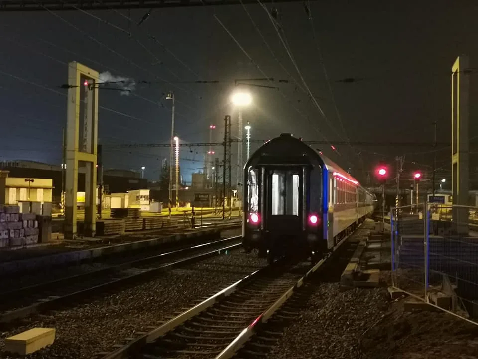Vlak, který strhl trakční vedení