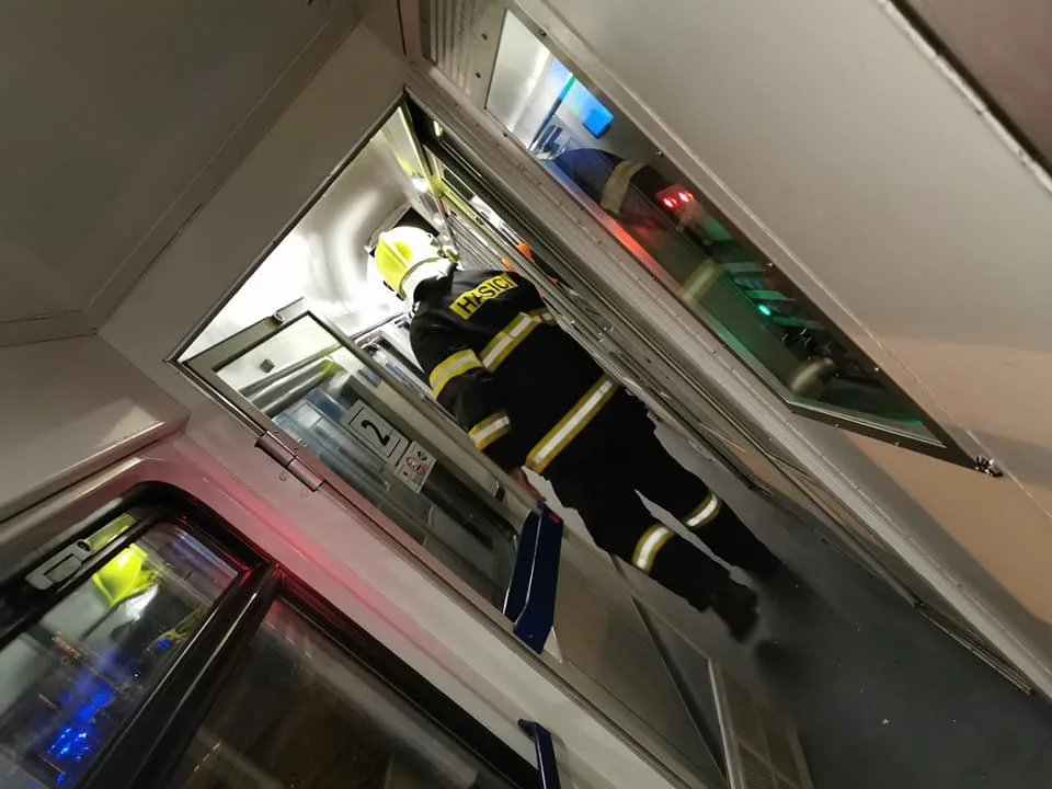 Provoz na železničním koridoru je v Pardubicích omezen. Některé vlaky jezdí odklonem přes Hradec Králové
