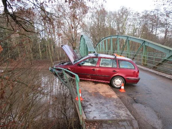 FOTO: Řidička u Skalice prorazila konstrukci mostu