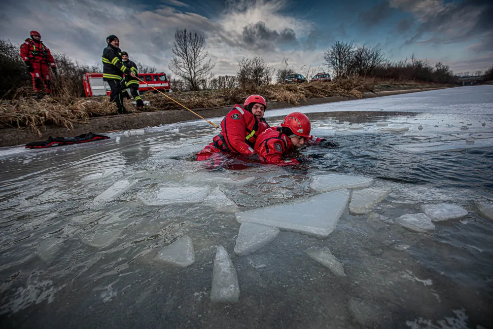 Záchrana tonoucího je vypjatá situace, důležité je nepanikařit, říkají hasiči