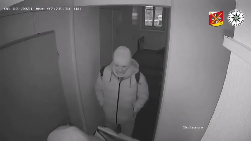 Ze sklepa v centru Hradce Králové zloději brali kola i tvrdý alkohol. Pátrá po nich policie
