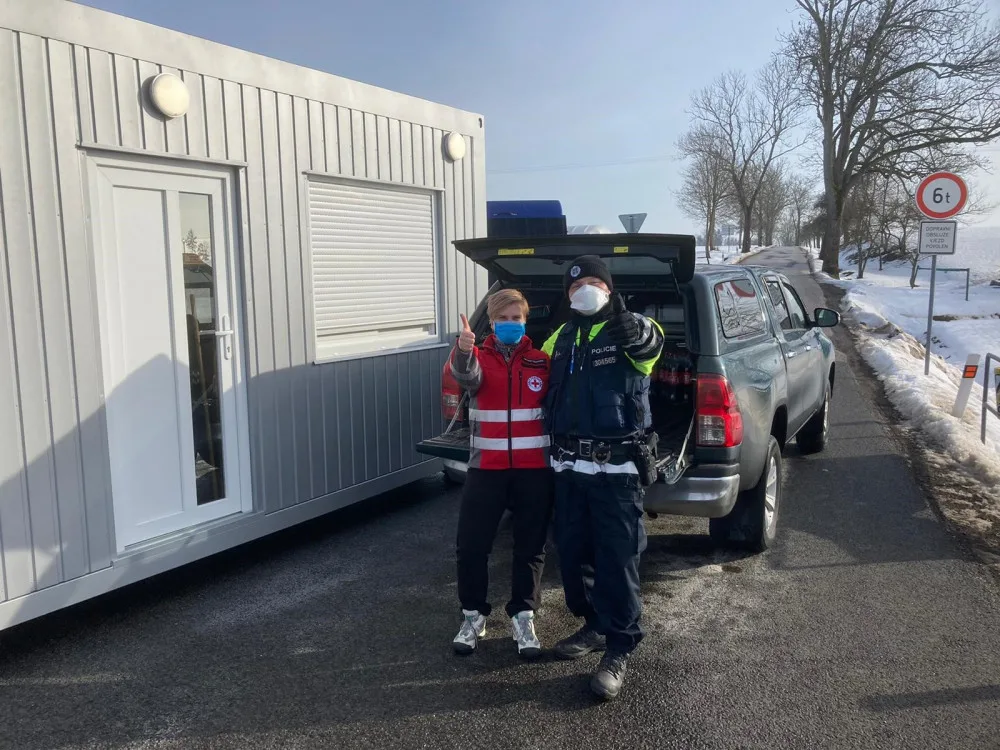 Policisté na Trutnovsku se setkávají s velkou vlnou solidarity, dostali kafe nebo pizzu