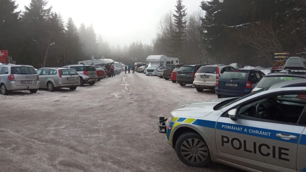 Lidé vzali o víkendu útokem Orlické hory. Zkolabovala doprava, situaci musela řešit policie