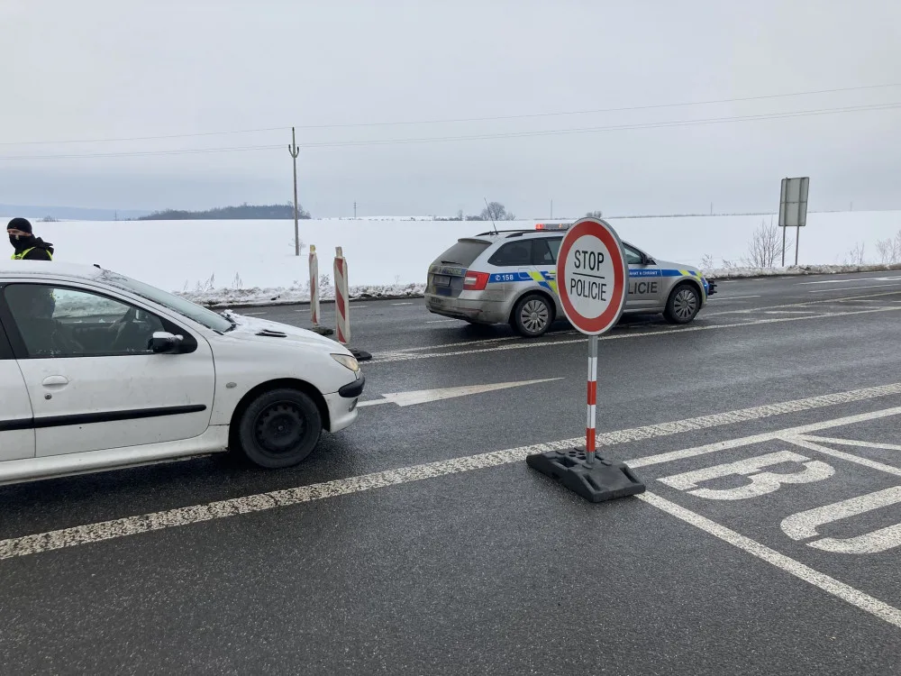 Na Turnovsko se chtěla o víkendu dostat necelá tisícovka řidičů. Policie je otáčela a posílala pryč