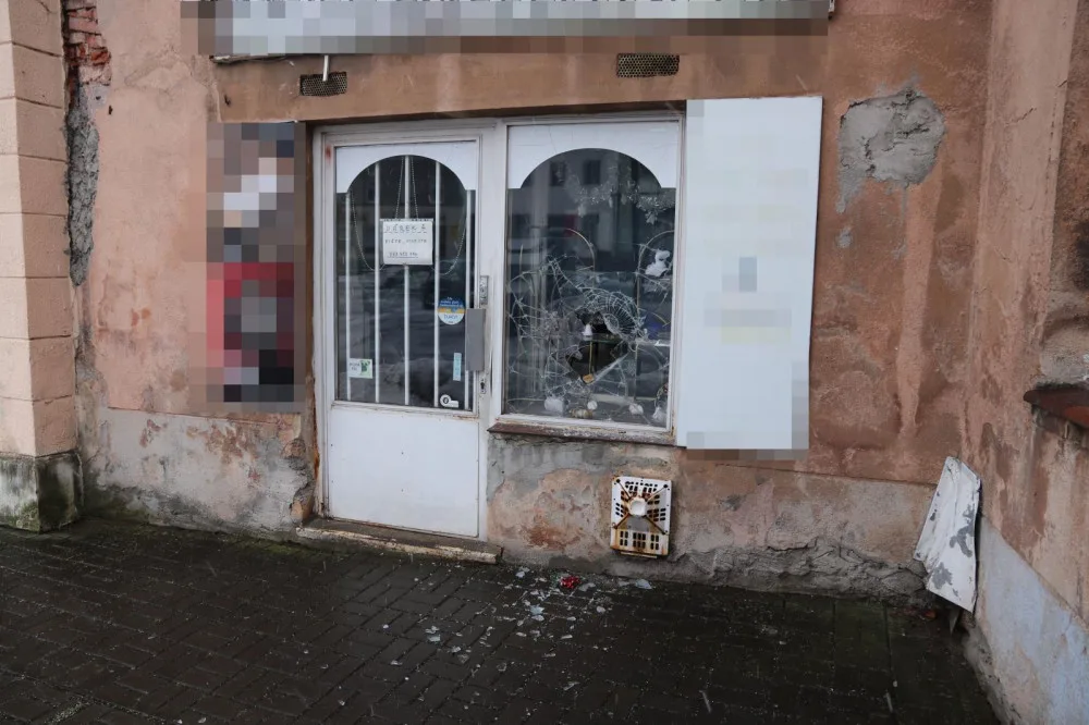 Policisté dopadli muže, kteří se vloupali do zlatnictví v Nové Pace. Jde o známe firmy
