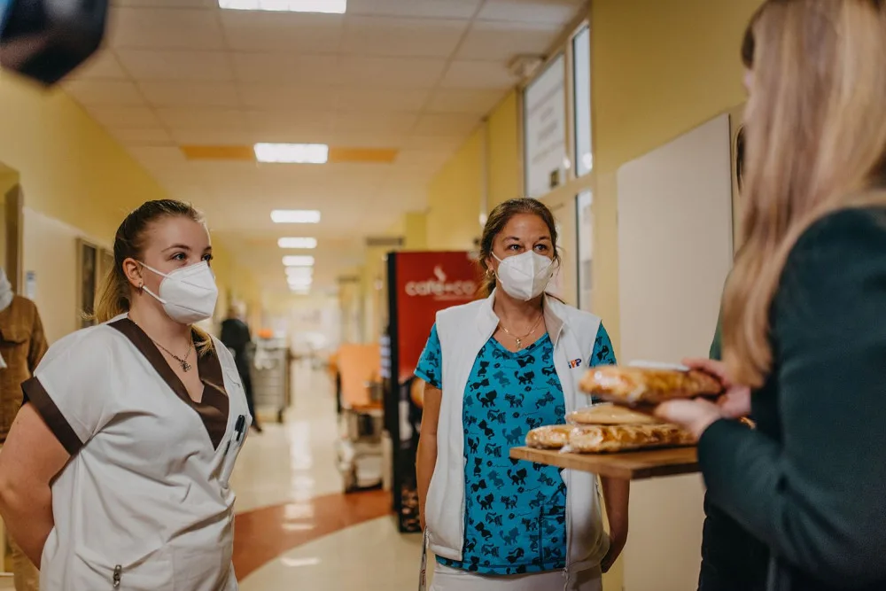 Lidé z napekli pro náchodskou nemocnici 65 štrůdlů, aby podpořili nejenom zdravotníky, ale i místní jabloň