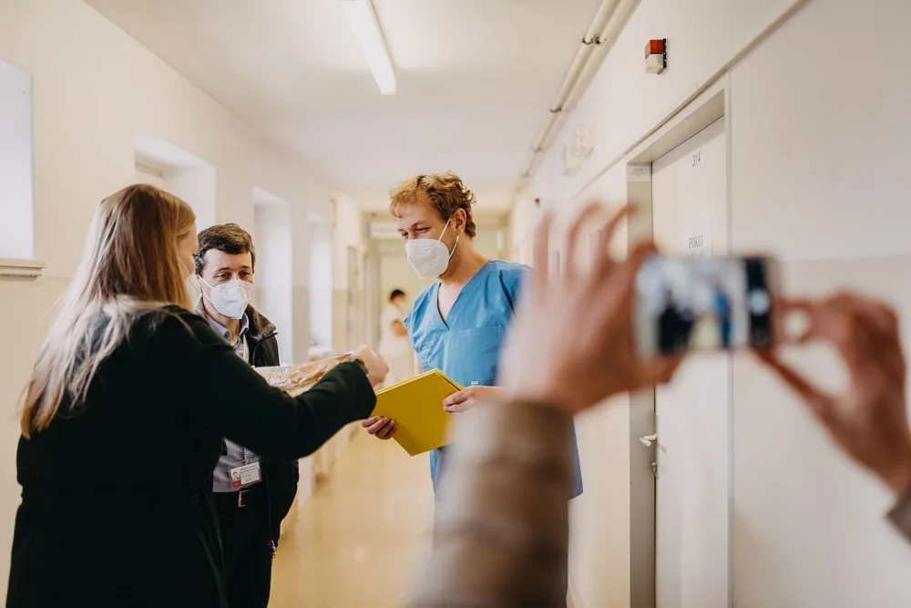 Lidé z napekli pro náchodskou nemocnici 65 štrůdlů, aby podpořili nejenom zdravotníky, ale i místní jabloň