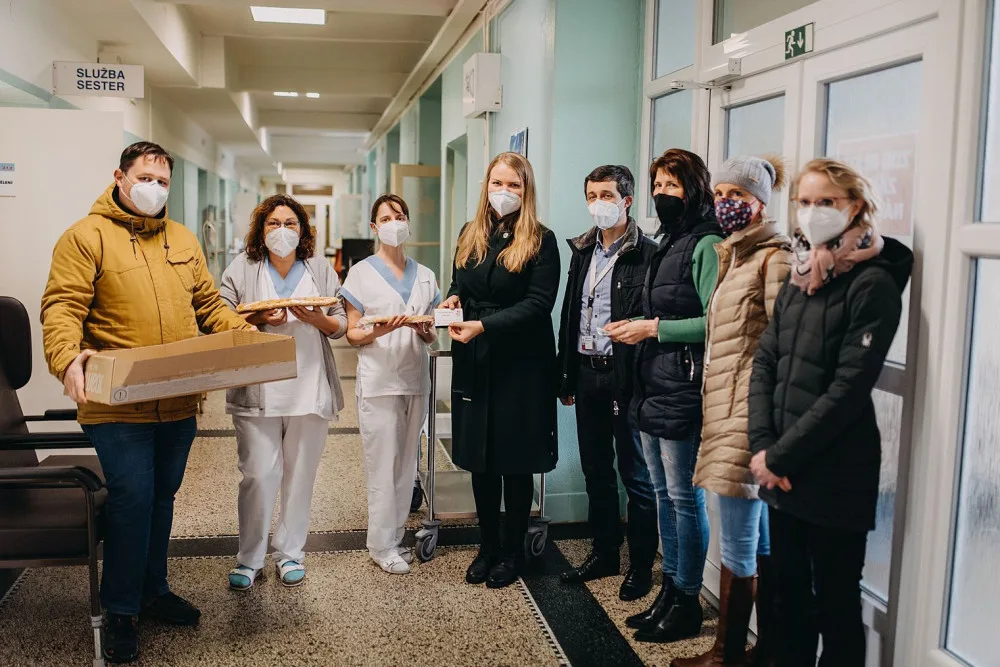 Lidé z napekli pro náchodskou nemocnici 65 štrůdlů, aby podpořili nejenom zdravotníky, ale i místní jabloň