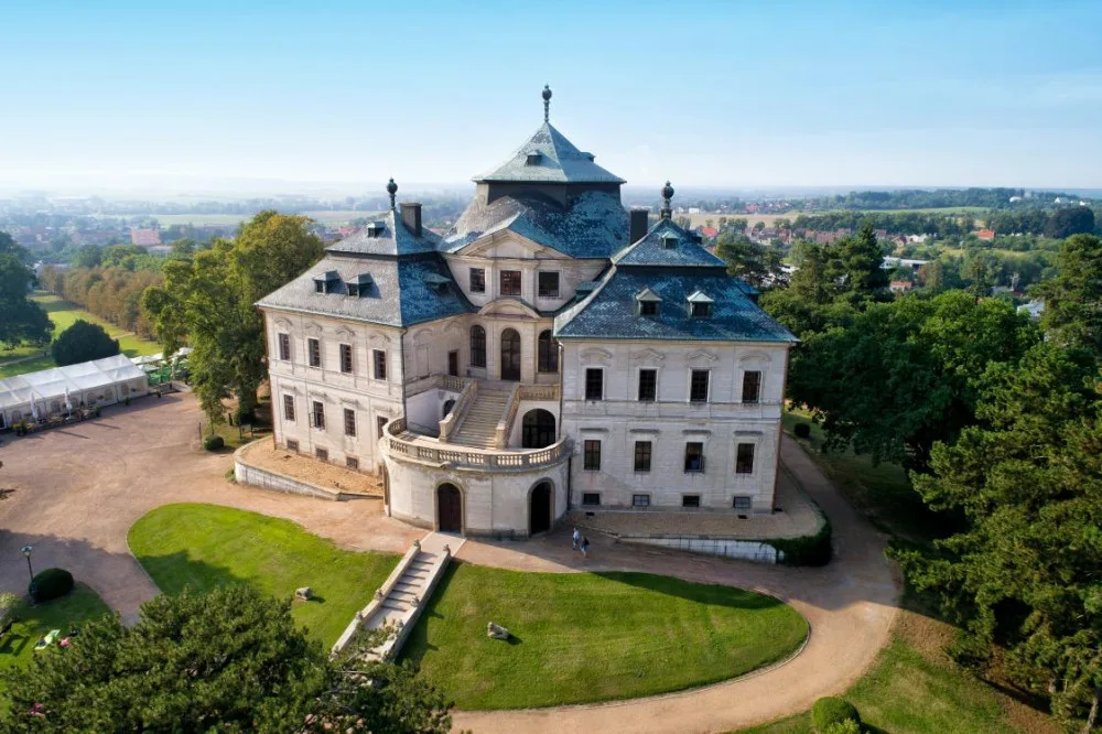 V Chlumci nad Cidlinou se opravuje zámek. Konání svateb ani návštěvníky rekonstrukce neomezí