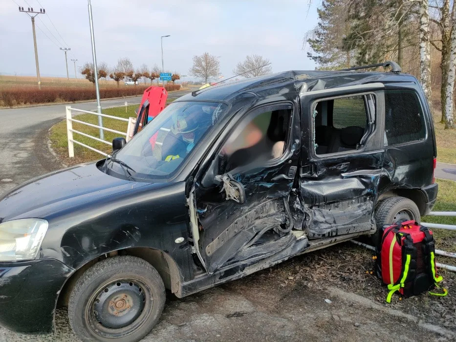 V Milovicích u Hořic se srazila dvě auta, na místě byl i vrtulník