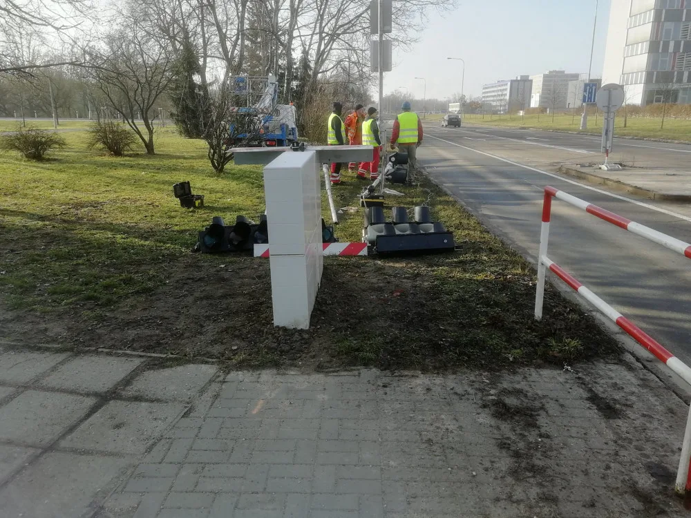 Semafory na výjezdu od nemocnice v Hradci Králové jsou v provozu. Budou zde do rekonstrukce Milety