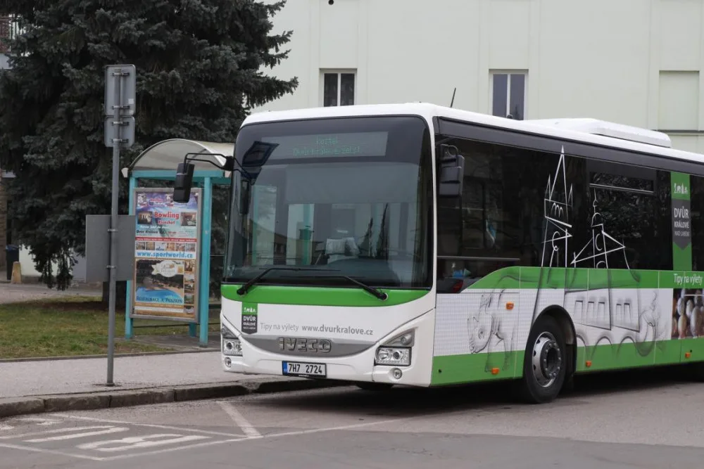 Tento týden začal jezdit ve Dvoře Králové nový autobus. Převeze až 70 cestujících najedou