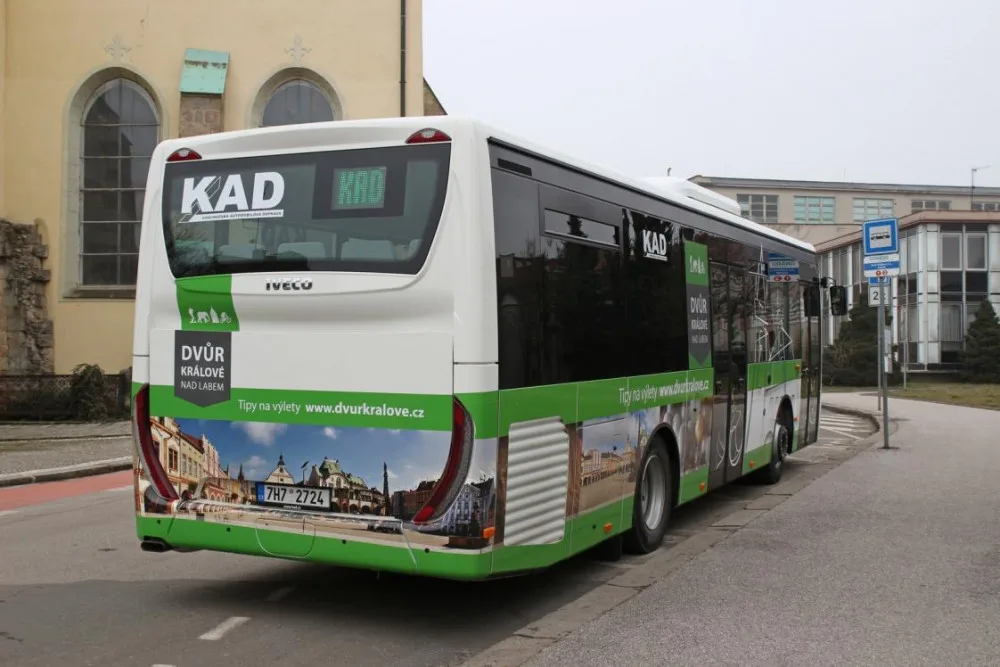 Tento týden začal jezdit ve Dvoře Králové nový autobus. Převeze až 70 cestujících najedou