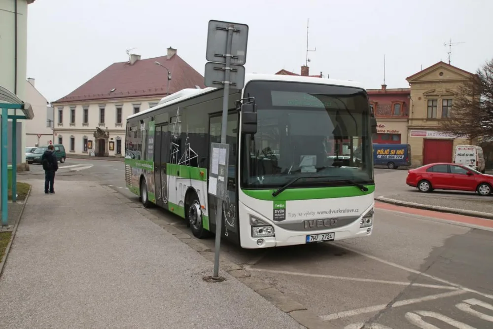 Tento týden začal jezdit ve Dvoře Králové nový autobus. Převeze až 70 cestujících najedou