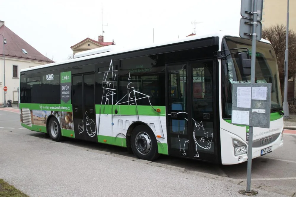 Tento týden začal jezdit ve Dvoře Králové nový autobus. Převeze až 70 cestujících najedou