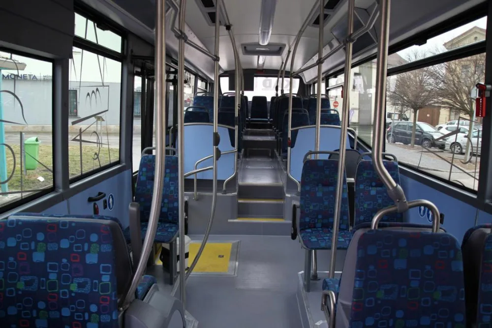 Tento týden začal jezdit ve Dvoře Králové nový autobus. Převeze až 70 cestujících najedou