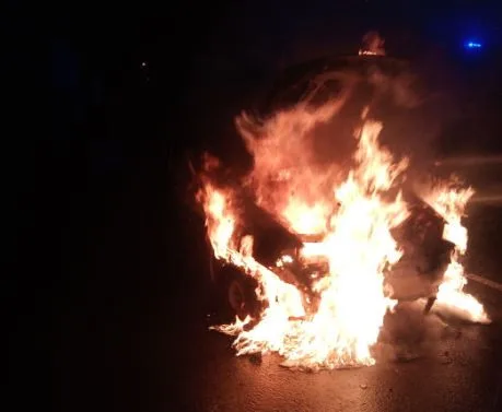 Na Rychnovsku začalo za jízdy hořet auto, posádka se naštěstí stihla dostat ven