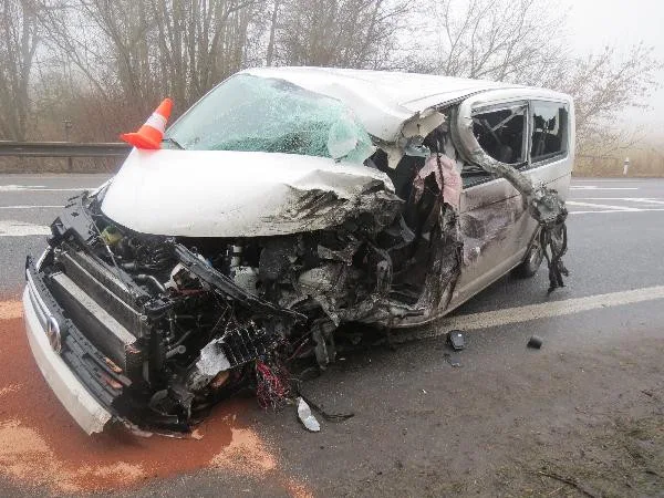 Nehoda tří vozidel uzavřela silnici u Sobotky. Jeden z řidičů za volantem usnul