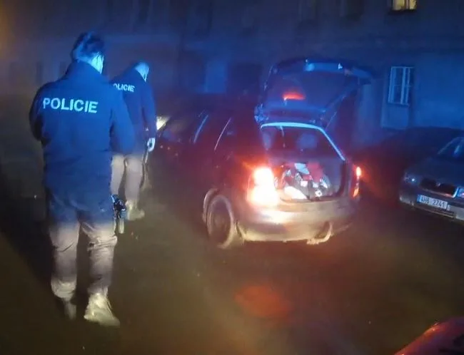 Řídil se zákazem řízení pod vlivem drog v kradeném autě s otevřeným kufrem