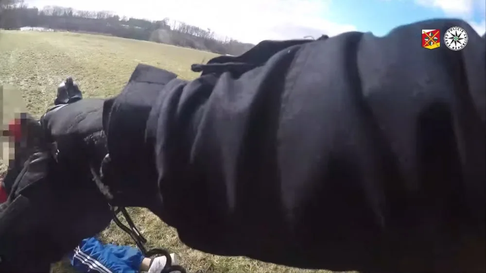 Muž se policii vzdal až poté, co koukal do hlavně služební pistole. Zásah natočila služební kamera