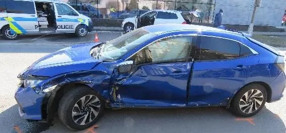Kapela Poetika měla v Hradci Králové dopravní nehodu. Do jejich auta narazil mladý řidič BMW