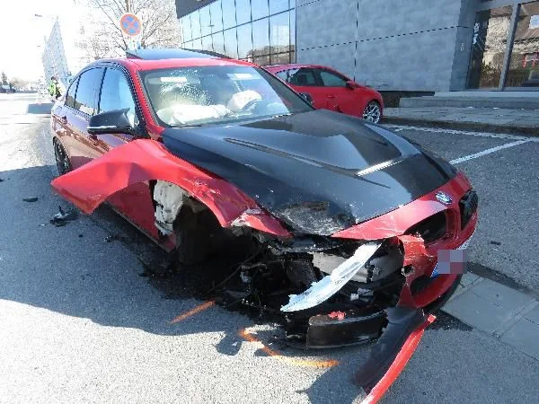 Kapela Poetika měla v Hradci Králové dopravní nehodu. Do jejich auta narazil mladý řidič BMW
