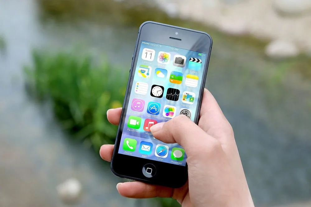 Zalepujeme kamery na noteboocích, ale zapomínáme, že telefon nás může sledovat všude