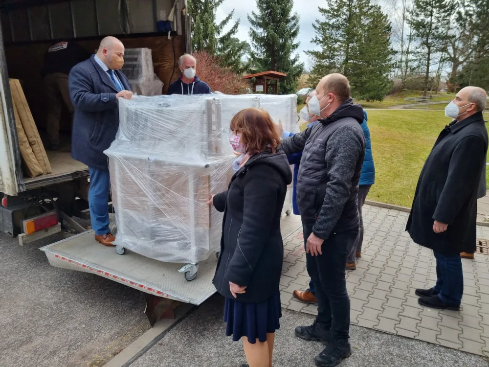 Rouškomat v Náchodě vydělal na polohovatelná lůžka do domova seniorů
