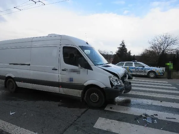 Nepozornost za volantem skončila v Hradci Králové sraženou chodkyní