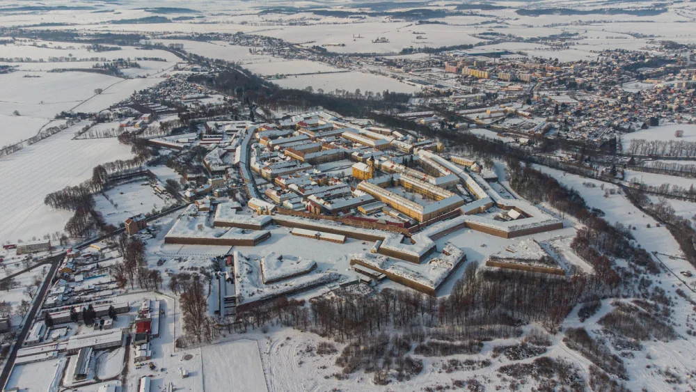 Po zimě se pokračuje v opravách hradeb pevnosti Josefov. Hotovo bude v létě