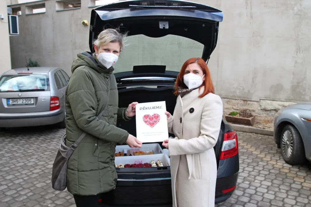 Zaměstnanci radnice uspořádali sbírku na zákusky pro zdravotníky v nemocnici