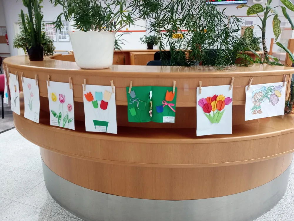 Onkologii a radiologii hradecké nemocnice zdobí obrázky tulipánů. Díla vznikala ve školkách i mezi pacienty