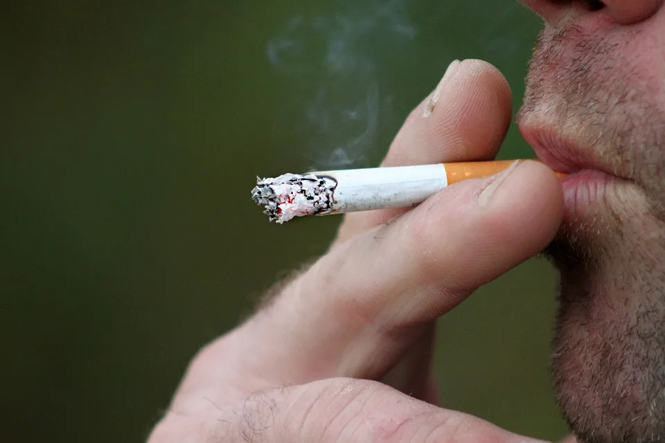 Cigareta na ulici? Kouření není důvodem pro sundání roušky, upozorňuje ministerstvo
