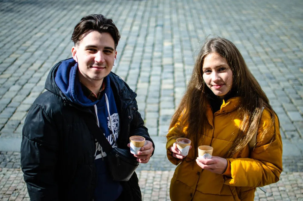 Slaný kelímek na pivo, sladký na kávu. Miroslav z Hradce Králové s kamarádkou vyrábí jedlé kelímky