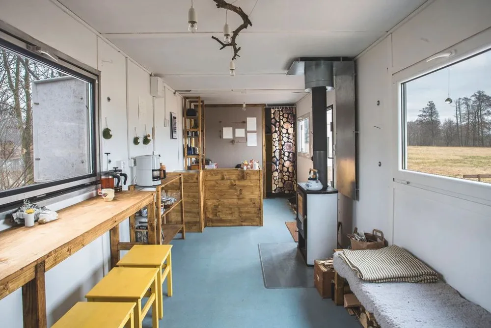 Kulturní sauna NUUK v Hradci Králové je prázdná, ze břehu ji hlídají nutrie. Letos oslaví páté narozeniny