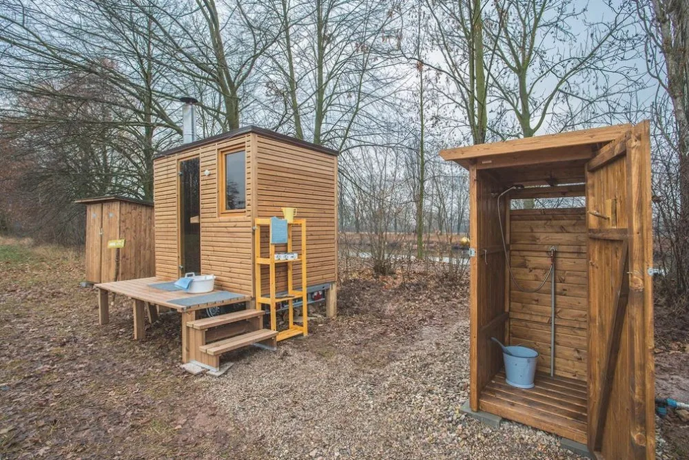 Kulturní sauna NUUK v Hradci Králové je prázdná, ze břehu ji hlídají nutrie. Letos oslaví páté narozeniny