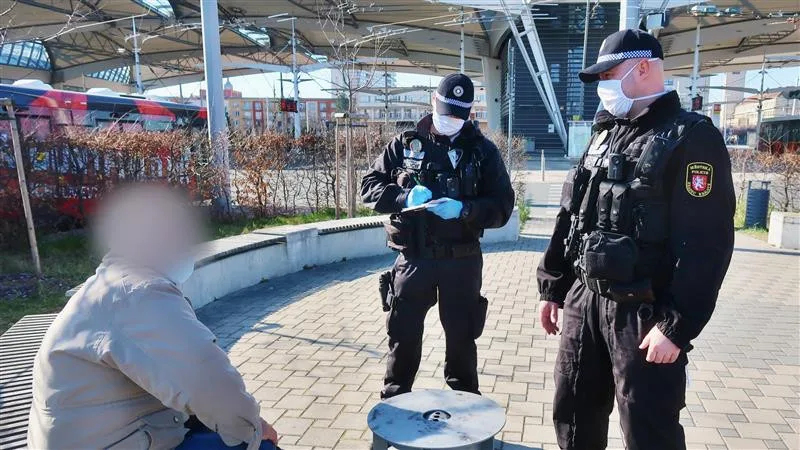 Hradeckým strážníkům přišlo poděkování za kontrolu nošení roušek