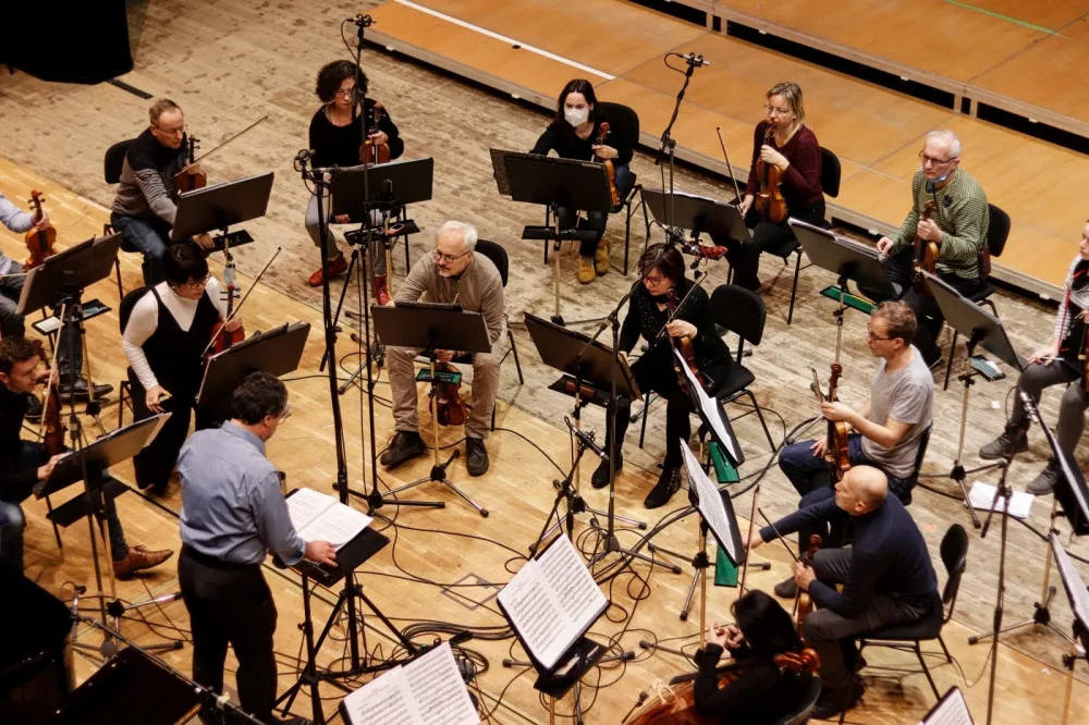Hradecká filharmonie obvolává své abonenty, navzájem si vyjadřují podporu