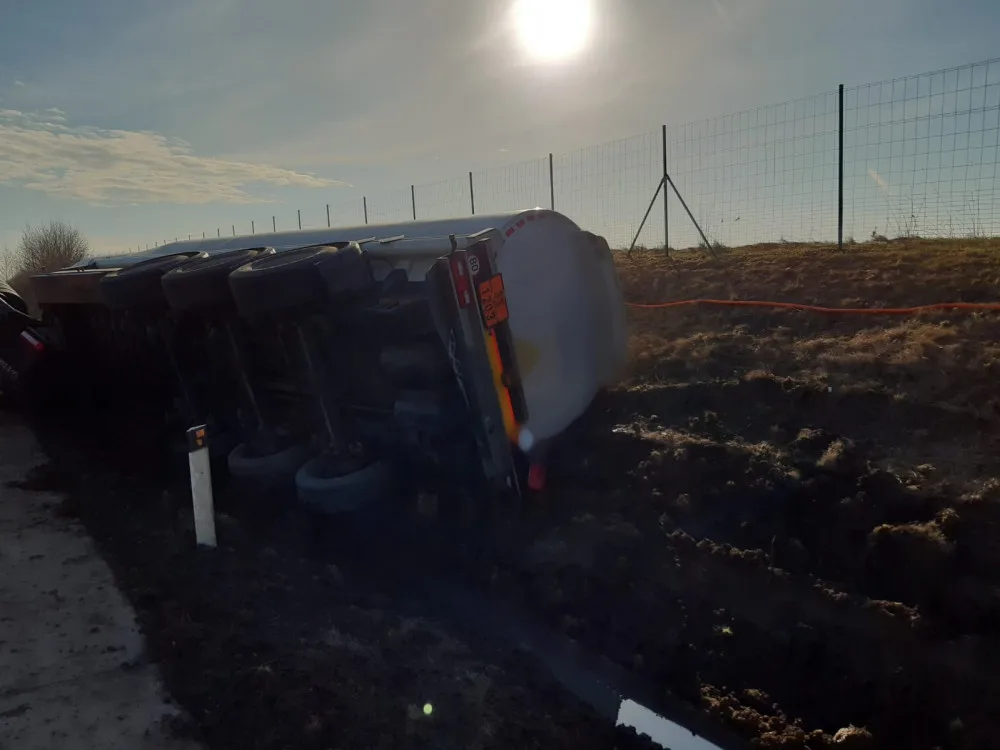 Na D11 se převrátila cisterna s naftou a benzinem