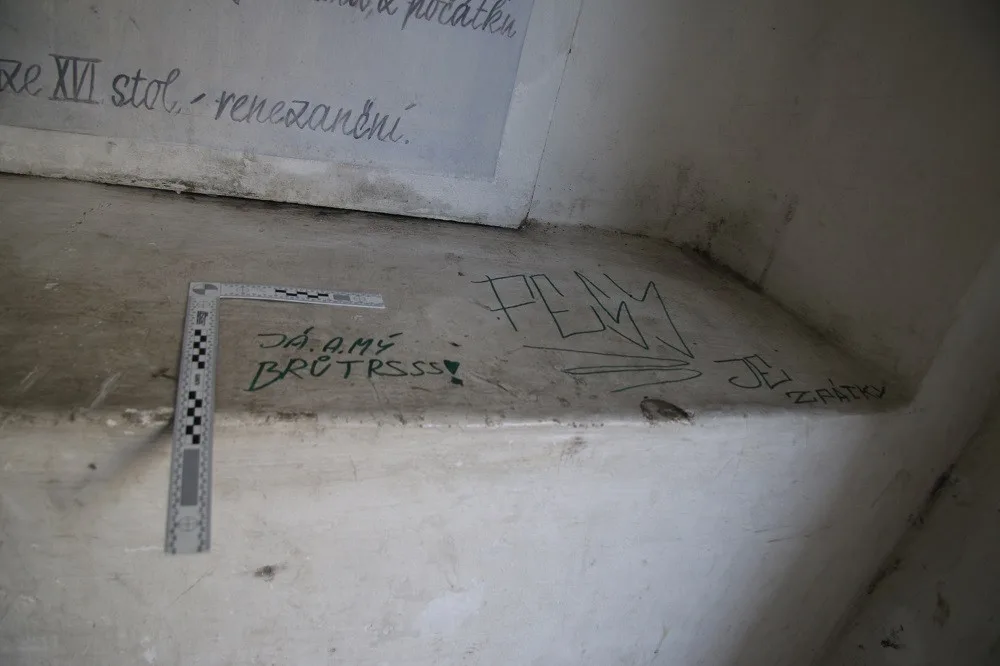 Mladík se nudil, tak pomaloval fasádu kostela v Sobotce