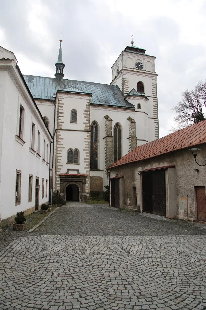Mladík se nudil, tak pomaloval fasádu kostela v Sobotce