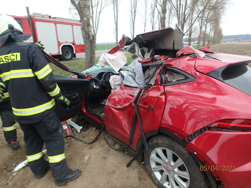 Řidička na Trutnovsku narazila do stromu, na místě zasahoval vrtulník