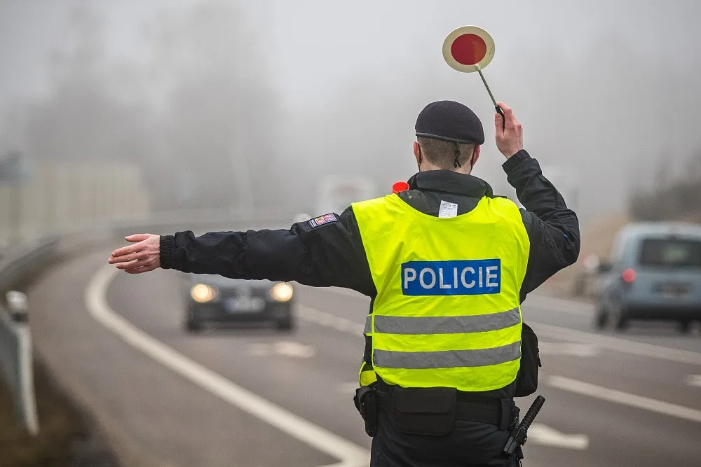 Během víkendu přes hranice okresů řidiči nejezdili, problém byla ale rychlost. Policie rozdala skoro 400 pokut